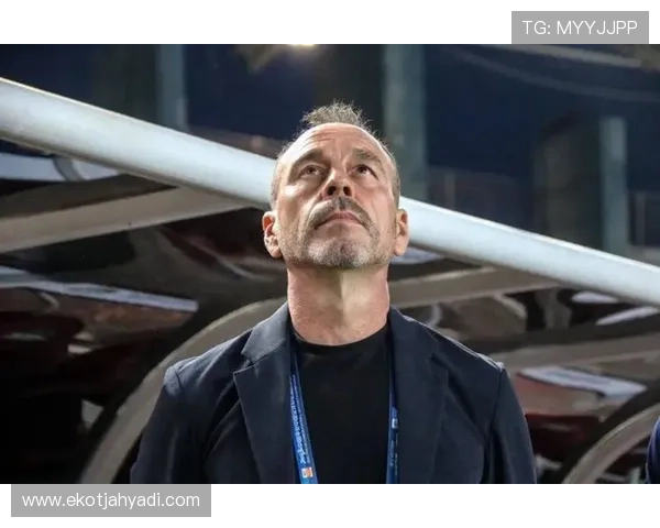 上海申花深陷战术困局：争冠豪言下，阵容短板与教练权威遭遇双重危机