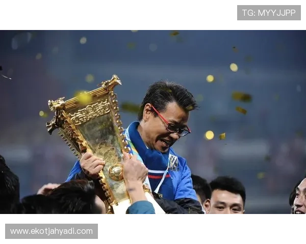 申花高层震怒!战术摇摆引发球迷不满,谁在拖垮上海王牌? 申花高层震怒!战术摇摆引发球迷不满,谁在拖垮上海王牌?