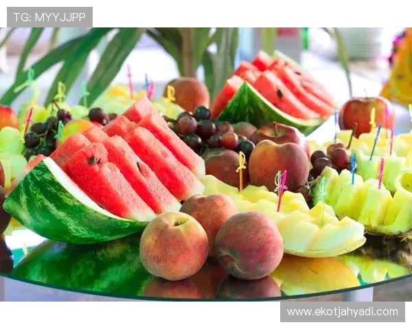 张常宁在家吃顿饭，光配菜都得摆满三张桌子